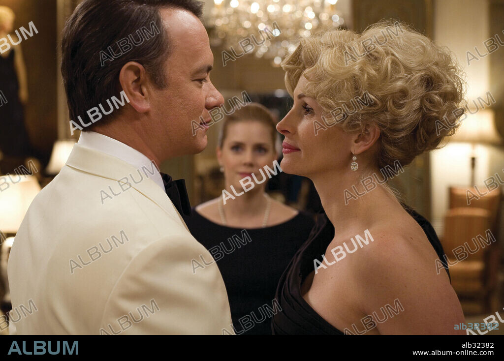 JULIA ROBERTS and TOM HANKS in CHARLIE WILSON'S WAR, 2007, directed by MIKE NICHOLS. Copyright GOOD TIME CHARLIE PRODUCTIONS/UNIVERSAL PICTURES/PLAYTONE.
