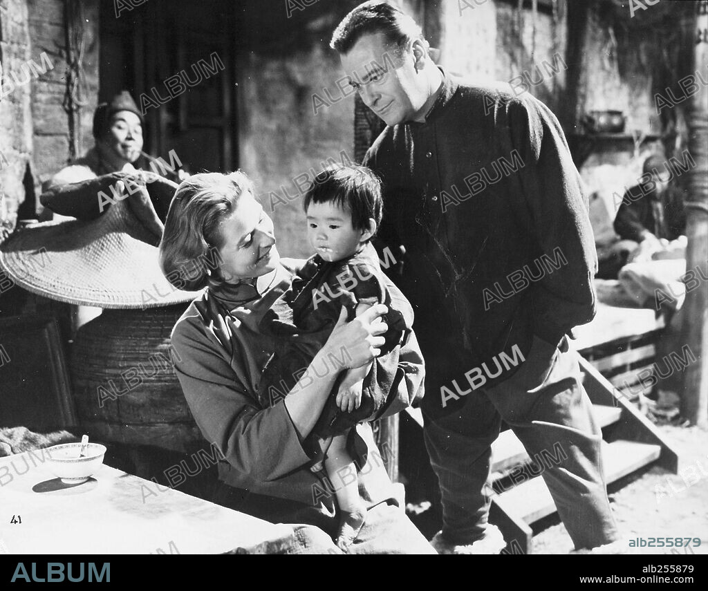 INGRID BERGMAN y Curd Jurgens. CURD JüRGENS y INGRID BERGMAN en EL ALBERGUE DE LA SEXTA FELICIDAD, 1958 (INN OF THE SIXTH HAPPINES), dirigida por MARK ROBSON. Copyright 20TH CENTURY FOX.