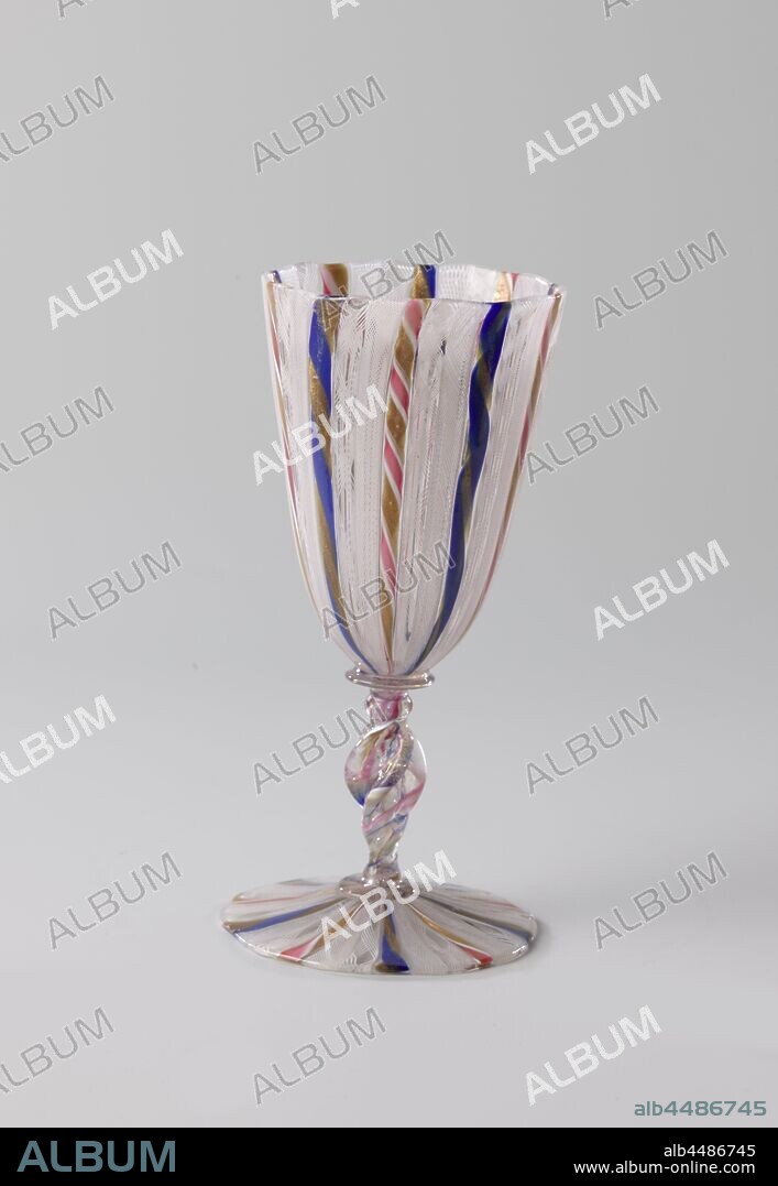 Chalice glass of filigree glass, slightly conical base of filigree glass a fili and a retortoli in white and red. Baluster-shaped trunk with white and red threads. Funnel-shaped chalice with rounded underside, made of filigree glass a fili and a retortoli., anonymous, Venice, c. 1800 - c. 1900, glass, glassblowing, h 13.9 cm × d 7.3 cm.
