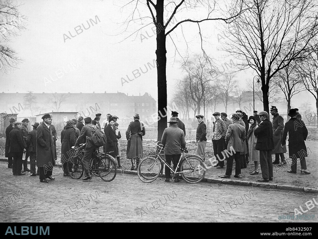TYSKLAND BERLIN 1932-01-19. Orig. bildtext... SCHWERE POLITISCHE BLUTTAT IN REINICKENDORF. ZWEI TOTE, 7 VERLETZTE. Heute nacht kam es an der Laubenkolonie Felseneck in Berlin-Reinickendorf zu einem Zusammenstoss zwischen Nationalsozialisten und Kommunisten, in dessen Verlauf aus den Reihen der Nationalsozialisten der 60jährige Professor Ernst Schwarz aus Frohnau erstochen und auf seiten der Kommunisten der 50jährige Arbeiter Fritz Klemmke aus der Kolonie Felseneck erschossen wurde. U.B.z. Die Polizei stellt am Ort des Geschehens die erste Untersuchung an und fragt die Bewoner der Laubenkolonie über ihre Wahrnehmungen aus. Foto: Keystone View Co. / AB Text & Bilder / SVT / Kod: 5600 Mapp: Kommunister Tyskland 2711 sites: BERLIN;TYSKLAND.