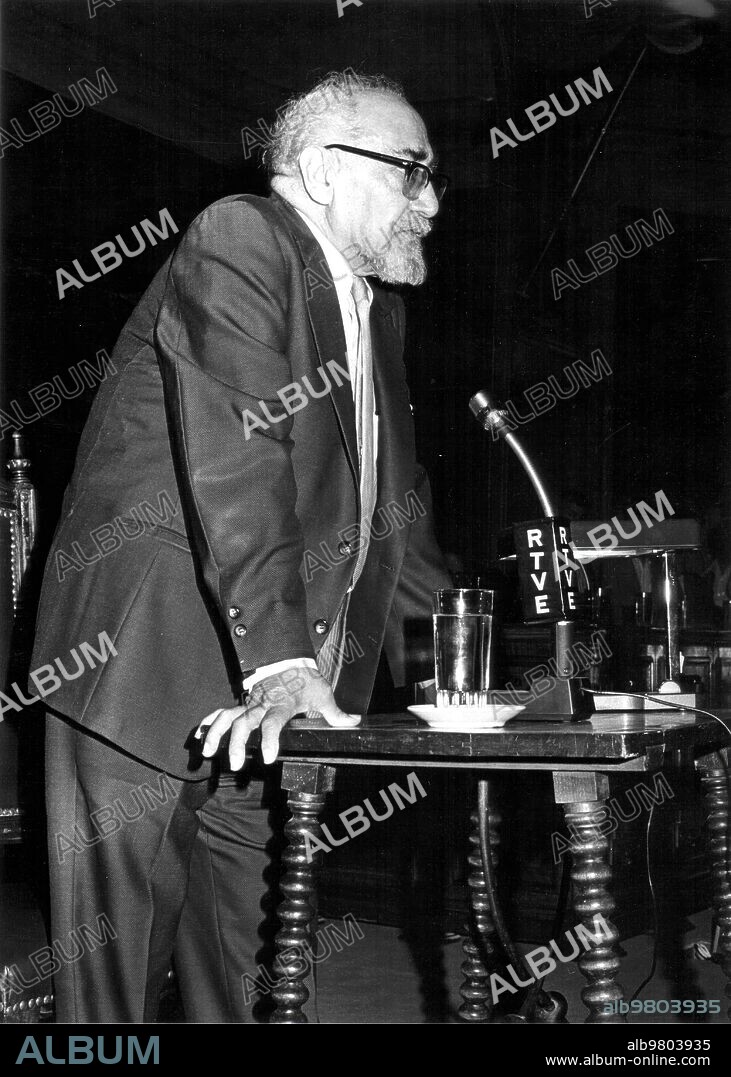 June 11, 1974. Ramón J. Sender delivers a speech at the event held in memory of Mr. Miguel Ángel Asturias, at the Ateneo de Madrid.