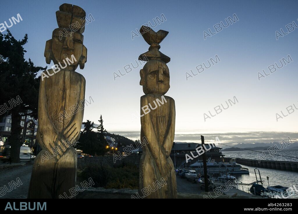 Chemamules los hombres de madera, obra de Bernardo Oyarzún, San Carlos de Bariloche .provincia de Río Negro, republica Argentina,Patagonia, cono sur, South America.