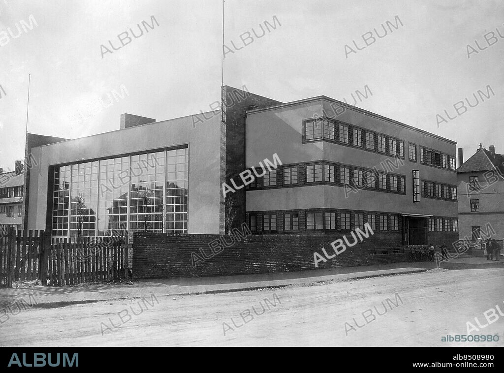 TYSKLAND FRANKFURT AM MAIN 1929. Orig. bildtext... DAS MODERNSTE SCHWIMMBAD DER WELT Sowohl in der Aussenarchitektur, die fast gänzlich aus Glaswänden besteht, wie auch in seiner inneren Einrichtung, ist das neuerbaute Fechenheimer Schwimmbad in Frankfurt/Main eine einzigartige Erscheinung. Dasselbe ist nach Entwürfen von Prof. Elsässer erbaut worden. Das Fechenheimer Schwimmbad (Aussenansicht). Foto: Atlantic Photo-Co. / AB Text & Bilder / SVT / Kod: 5600 Mapp: Tyskland: Frankfurt am Main G42 H Simhallen, numera Gartenbad Fechenheim, av arkitekt Martin Elsaesser, stod färdig 1929. Bildserier Fotoreportage Exteriör Fasader Simhallar Fechenheim - stadsdel i Frankfurt am Main från 1928 sites: FRANKFURT AM MAIN;TYSKLAND PhotoDate:1929-??-??.