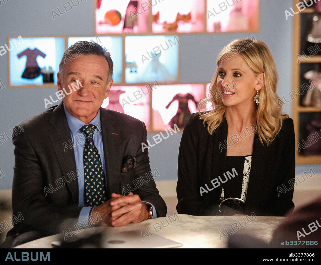 ROBIN WILLIAMS and SARAH MICHELLE GELLAR in THE CRAZY ONES, 2013, directed by DAVID E. KELLEY. Copyright 20TH CENTURY FOX TV.