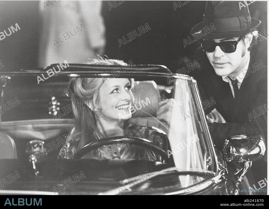 DAN AYKROYD and TWIGGY in THE BLUES BROTHERS, 1980, directed by JOHN LANDIS. Copyright UNIVERSAL PICTURES.