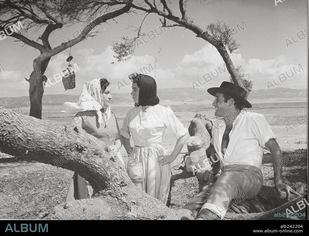 AURORA BAUTISTA, JORGE MISTRAL y NANI FERNANDEZ en LA GATA, 1956, dirigida por MARGARITA ALEXANDRE y RAFAEL MARIA TORRECILLA. Copyright NERVION FILMS.