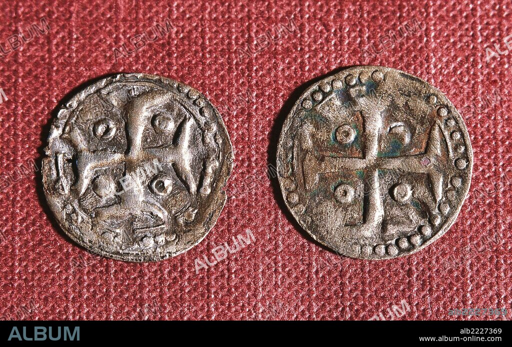 ALTA EDAD MEDIA. MONEDAS MEDIEVALES SIGLO XIII. "DINEROS Y OBALOS" acuñados en Girona, Empuries y Barcelona. Los "dineros" podían ser de vellón o de cobre. La mitad de un dinero era el "obalo" o "meaja", conocida con el nombre de "malla" en Cataluña. Museu Episcopal de Vic. Provincia de Barcelona. Cataluña.
