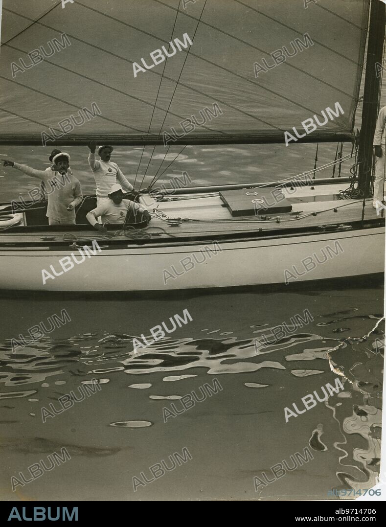 Santander, 18/08/1927. El rey Alfonso XIII en su balandro «Hispania IV», en las regatas de Santander.