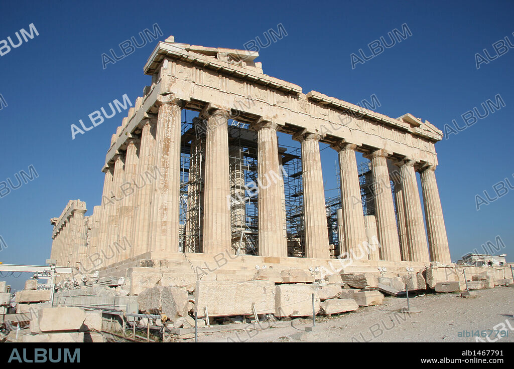 ARTE GRIEGO. GRECIA. PARTENON (447-438 a. C). Templo dórico de mármol pentélico, construido bajo la dirección de los arquitectos ICTINO y CALICRATES, y ornado con esculturas de Fidias. Es el templo más representativo del arte clásico griego. Vista general. ATENAS.