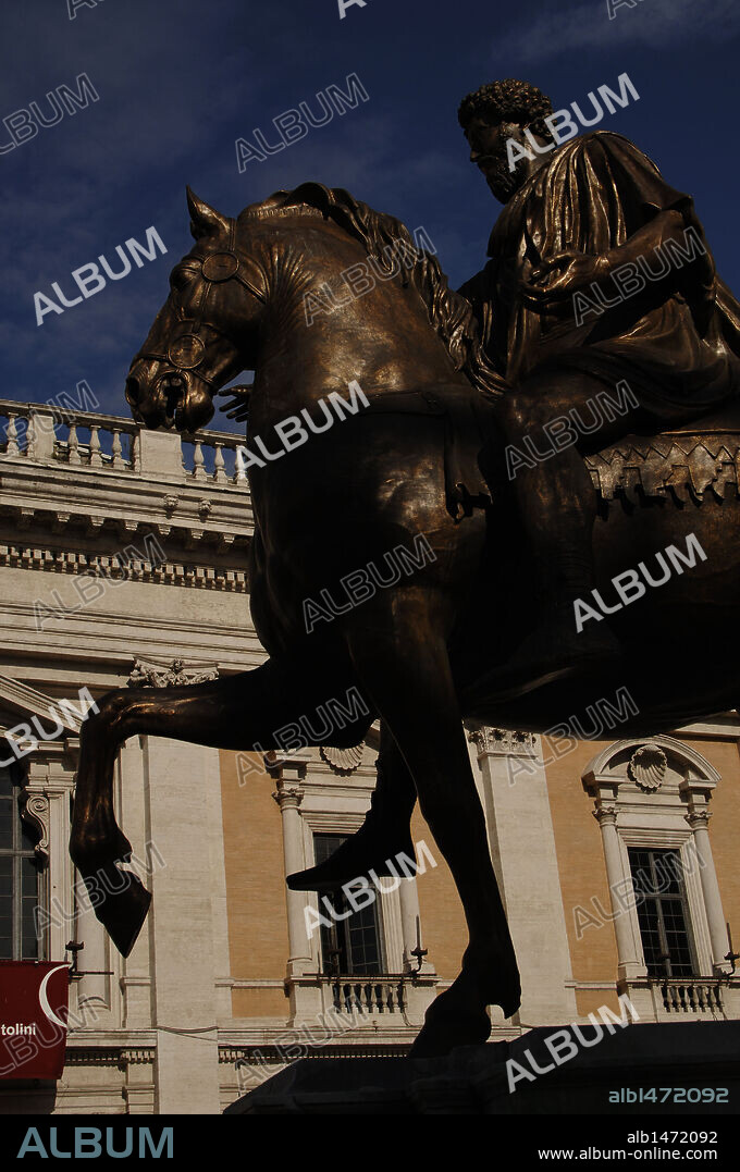 MARCO AURELIO (121-180). Emperador romano de la Dinastía Antonina (161-192). Copia de un original romano de la ESTATUA ECUESTRE DE MARCO AURELIO, ubicada en la Piazza del Campidoglio. Roma. Italia.