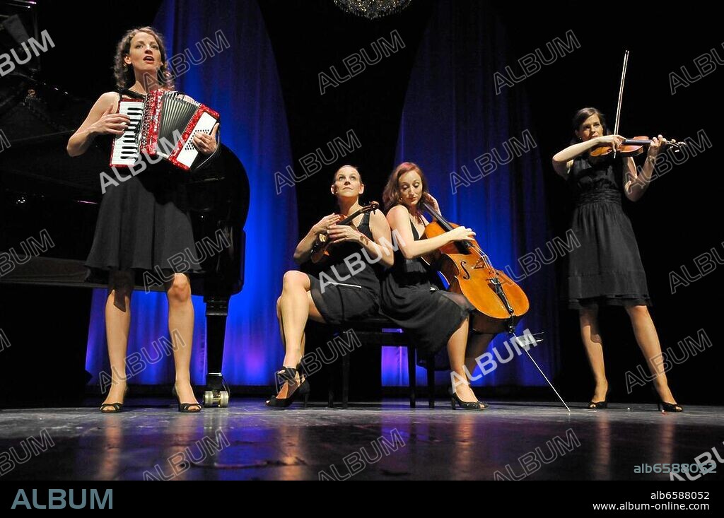 Salut Salon - Konzert am 25.06.2012 in Hamburg, Thalia Theater.