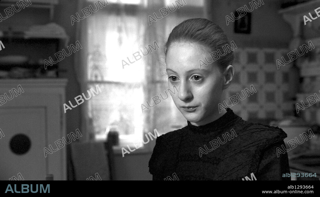 ROXANE DURAN dans LE RUBAN BLANC, 2009 (DAS WEISSE BAND), réalisé par MICHAEL HANEKE. Copyright LES FILMS DU LOSANGE/WEGA FILM/X-FILME CREATIVE POOL.