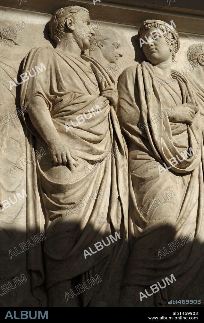 ARTE ROMANO. ITALIA. ARA PACIS AUGUSTAE. Altar levantado por Augusto para conmemorar el final de las luchas, dedicado a la diosa de la paz. Detalle del friso, donde aparecen representados a MAGISTRADOS CON TOGA. (13 a. C.). Campo de Marte. Roma. Europa.