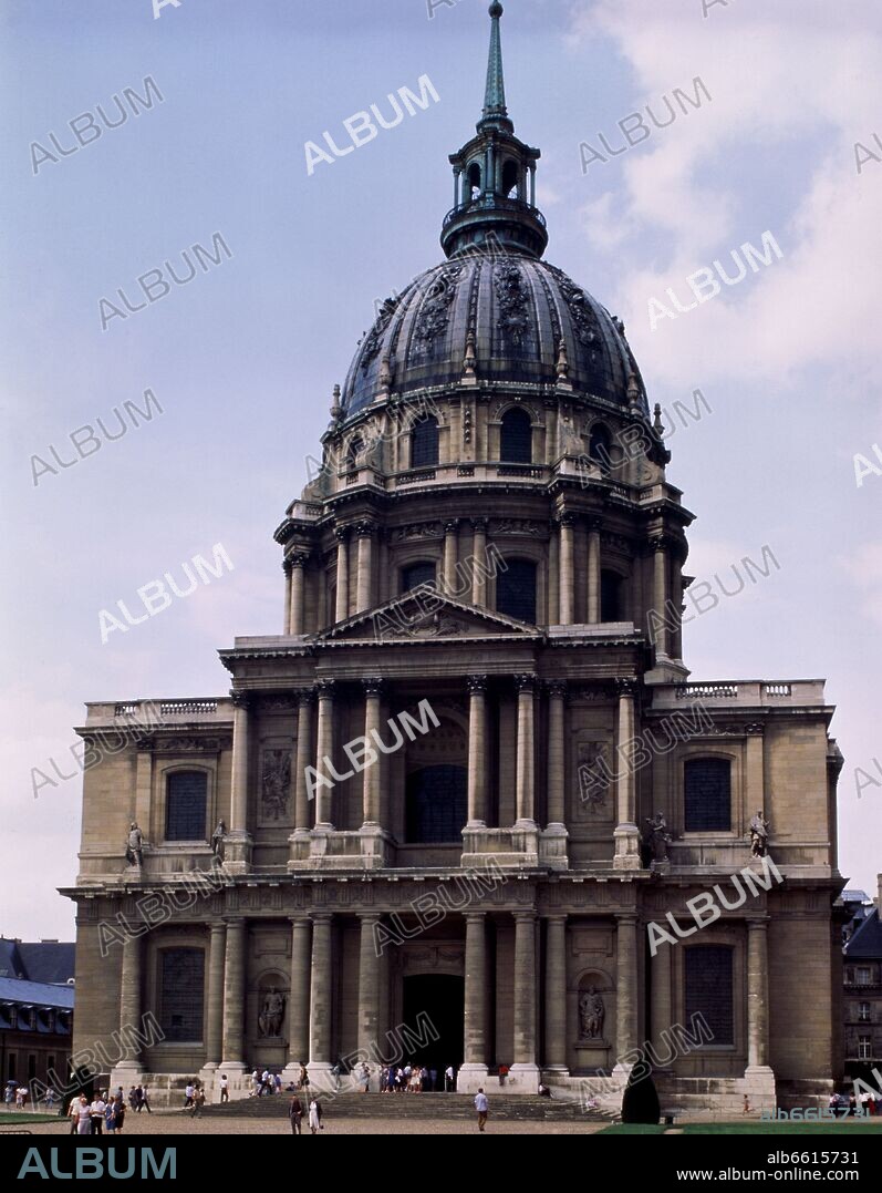 JULES HARDOUIN MANSART (1646-1708). IGLESIA DE SAN LUIS CONOCIDA TAMBIEN COMO LA CAPILLA DE LOS SOLDADOS - SIGLO XVII - FOTO AÑOS 80.