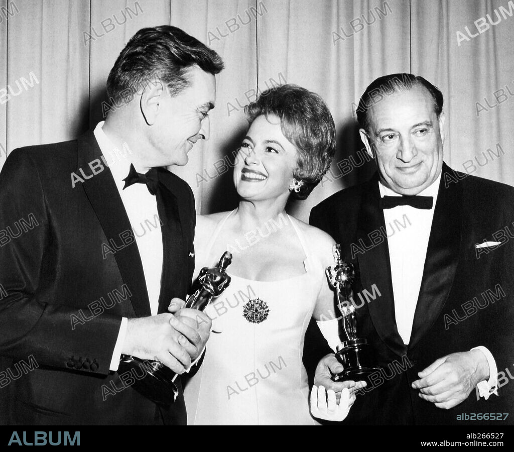 DAVID LEAN, OLIVIA DE HAVILLAND y SAM SPIEGEL. 35ª Edición de los Premios Oscar / 1963. 
David Lean premiado como mejor director por "Lawrence de Arabia". El productor Sam Spiegel recoge el Oscar por la mejor película "Lawrence de Arabia". Les acompaña la actriz Olivia de Havilland. 1963