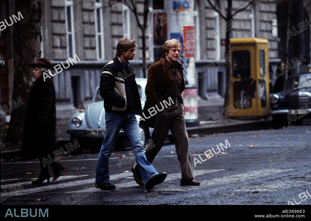 BRAD PITT and ROBERT REDFORD in SPY GAME, 2001, directed by TONY SCOTT. Copyright UNIVERSAL STUDIOS / HAMSHERE, KEITH.
