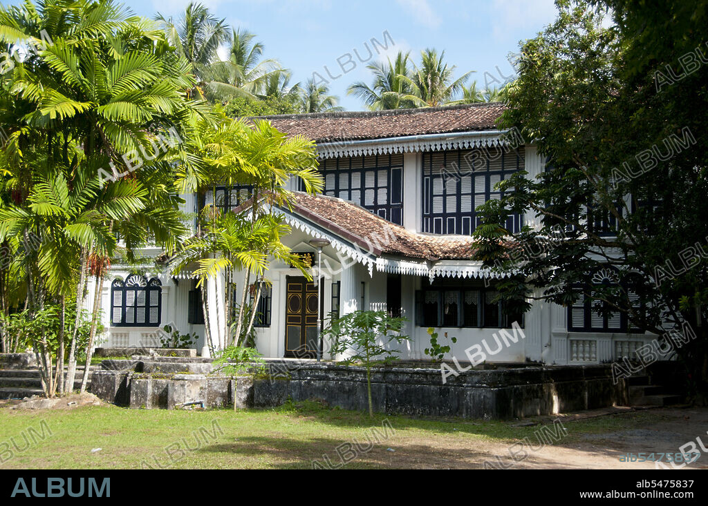 The traditional architecture of Phuket Town is distinctively Sino-Thai and Sino-Portuguese. Having been influenced by migrant Chinese settlers from southern China, it shares a great deal with neighboring Straits Chinese settlements architecture in both the Malaysian cities of Penang and Melaka, and with Singapore.