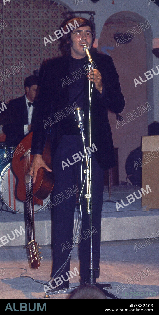 JOAN MANUEL SERRAT CANTANDO AÑOS 60 - FOTO AÑOS 60.