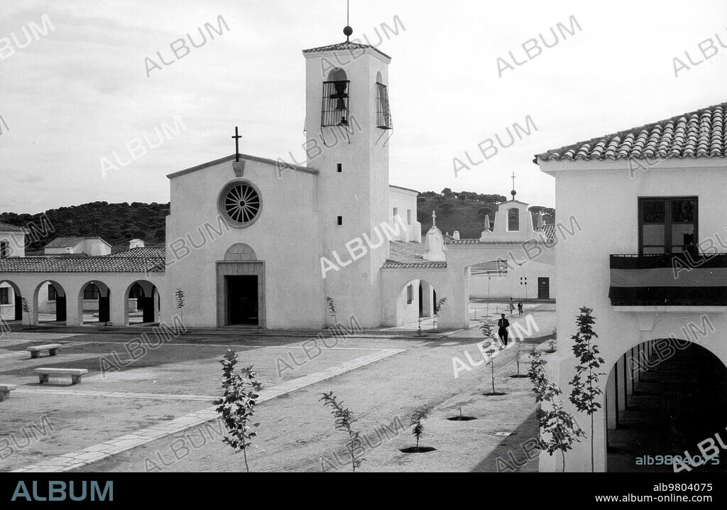 Vista de la plaza mayor y de la iglesia del pueblo Agueda del Caudillo (Salamanca).
