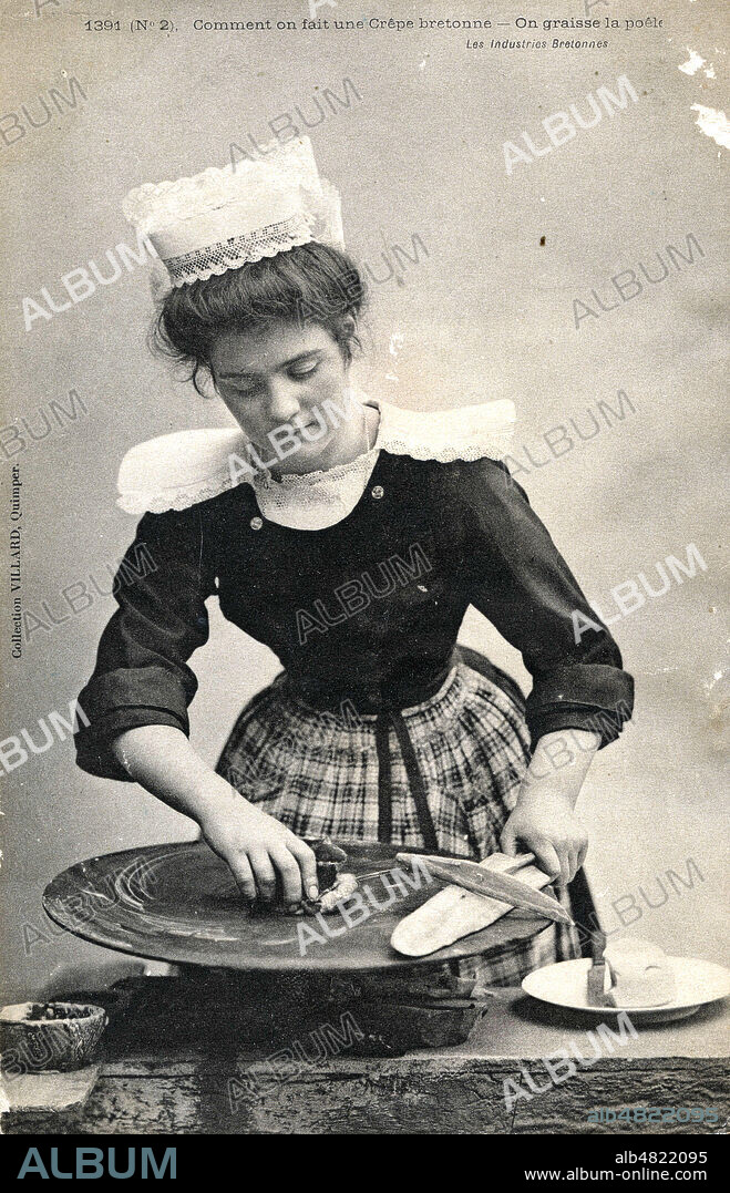 "Comment on fait des crepes" Quimper Finistere, femme au dessus d'un bilic, graissant la surfacede celui ci avec du beurre.Carte Postale fin 19eme 1900. Credit KHARBINE TAPABOR.