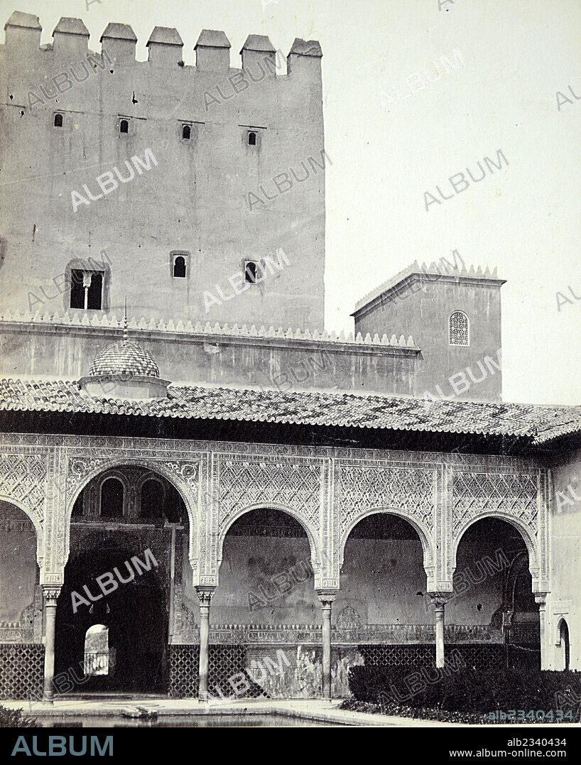 Granada, Alhambra, Torre de Comares y galería del patio de los  Arrayanes.