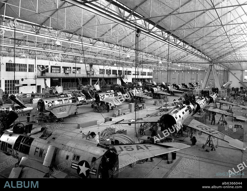 CASA - CONSTRUCCIONES AERONAUTICAS - REVISION Y MANTENIMIENTO DE AVIONES F-100 SUPERSABER USAF - FOTOGRAFIA EN BLANCO Y NEGRO - AÑOS 60.