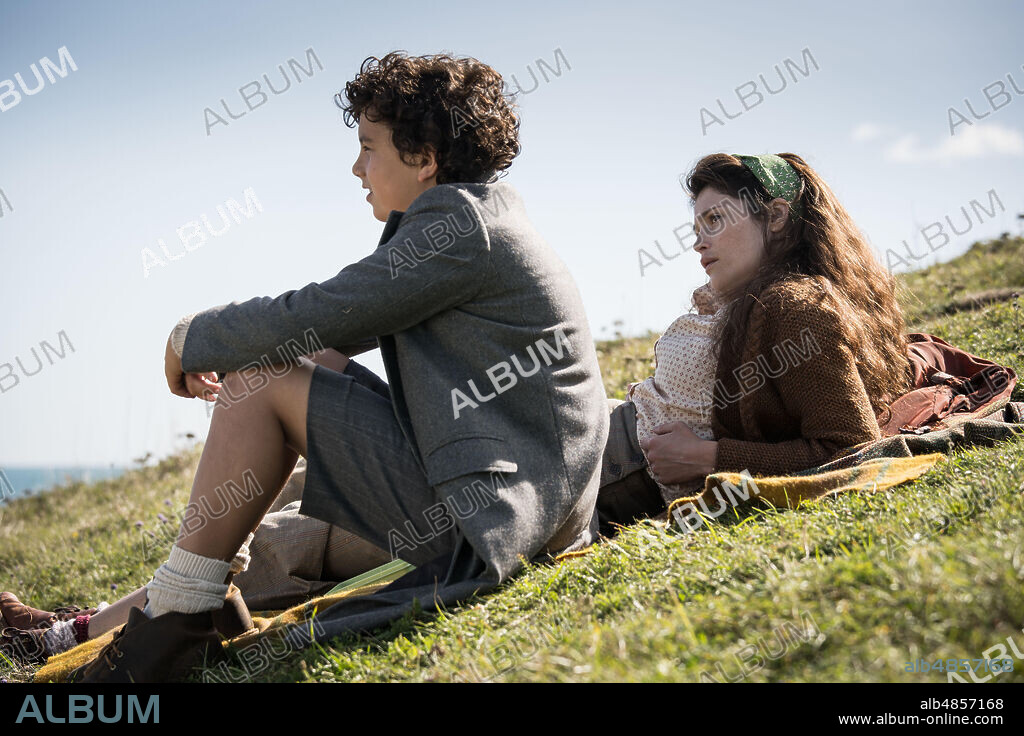 GEMMA ARTERTON and LUCAS BOND in SUMMERLAND, 2020, directed by JESSICA SWALE. Copyright IOTA FILMS/SHOEBOX FILMS.