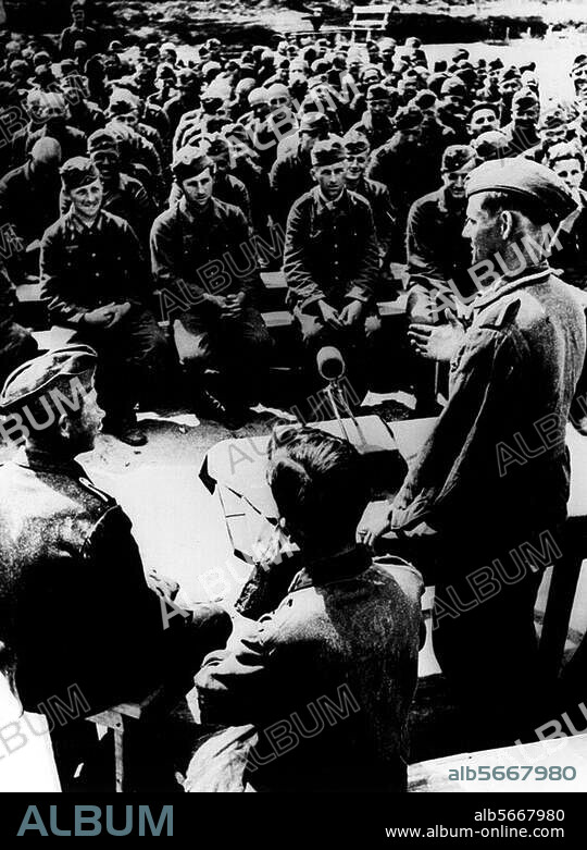 Geschichte / 2. Weltkrieg / Nationalkomitee Freies Deutschland. (gegründet 12./13. Juli 1943 in Moskau). Mitglieder des NKFD sprechen vor deutschen Kriegsgefangenen. Foto, undatiert.