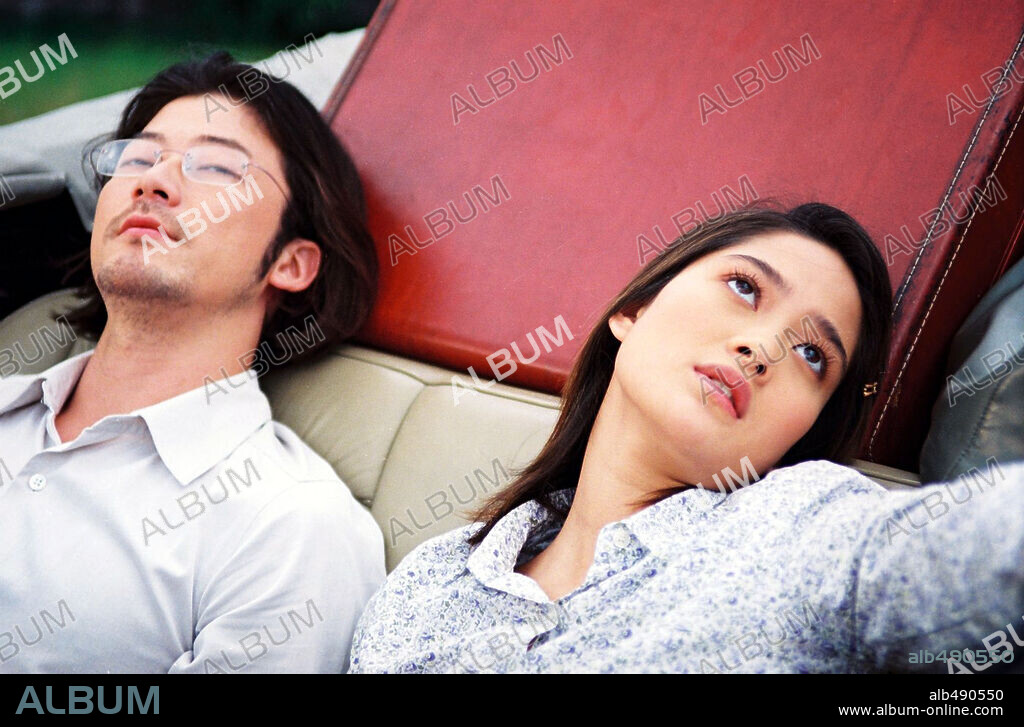 SINITTA BOONYASAK and TADANOBU ASANO in LAST LIFE IN THE UNIVERSE, 2003 (RUANG RAK NOI NID MAHASAN), directed by PEN-EK RATANARUANG. Copyright BOHEMIAN FILMS/CINEMASIA.