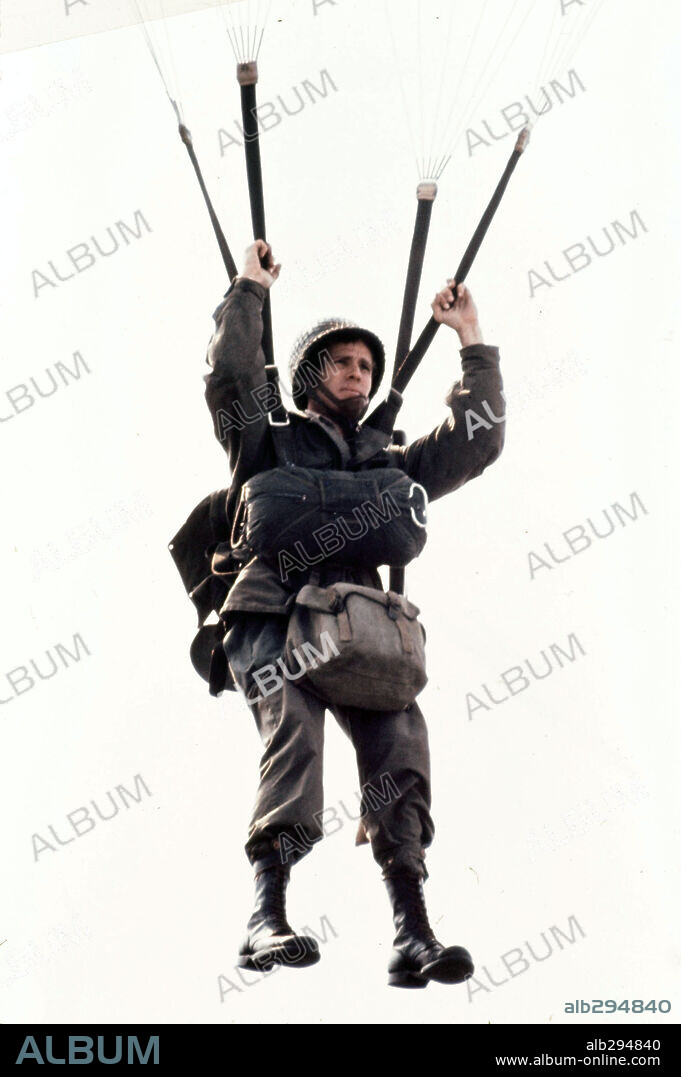 RYAN O'NEAL en UN PUENTE LEJANO, 1977 (A BRIDGE TOO FAR), dirigida por RICHARD ATTENBOROUGH. Copyright UNITED ARTISTS.