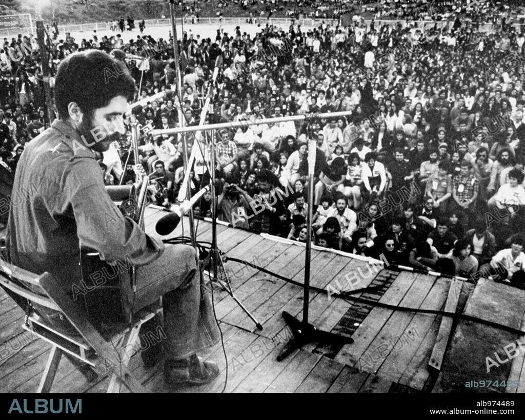 Joaquín Sabina en su primer recital en Madrid. Mitín del FUT, 1977.