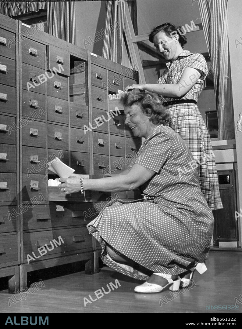 Stockholm 1950-07-16. Televerket, telestationen på Hornsgatan 103. Televerkets nya hus. Två anställda går i genom kortsystemen.. Foto: DN / TT / Kod: 192. ** SvD OUT **.