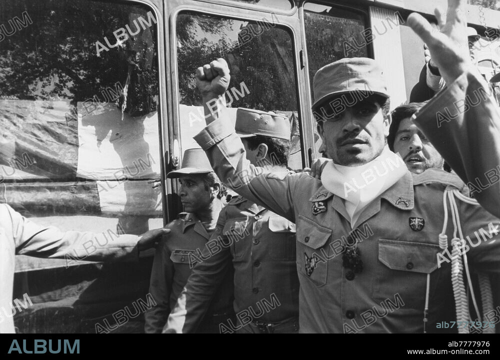 Iran-Irak-Krieg (22.09.1980 - 20.08.1988) / Gefallene. In Teheran zollen 50.000 Menschen neunzehn Soldaten, die im Einsatz starben, höchste Anerkennung. Ein iranischer Soldat hebt seine Faust als Zeichen der Entschlossenheit. Foto, 01.10.1980.