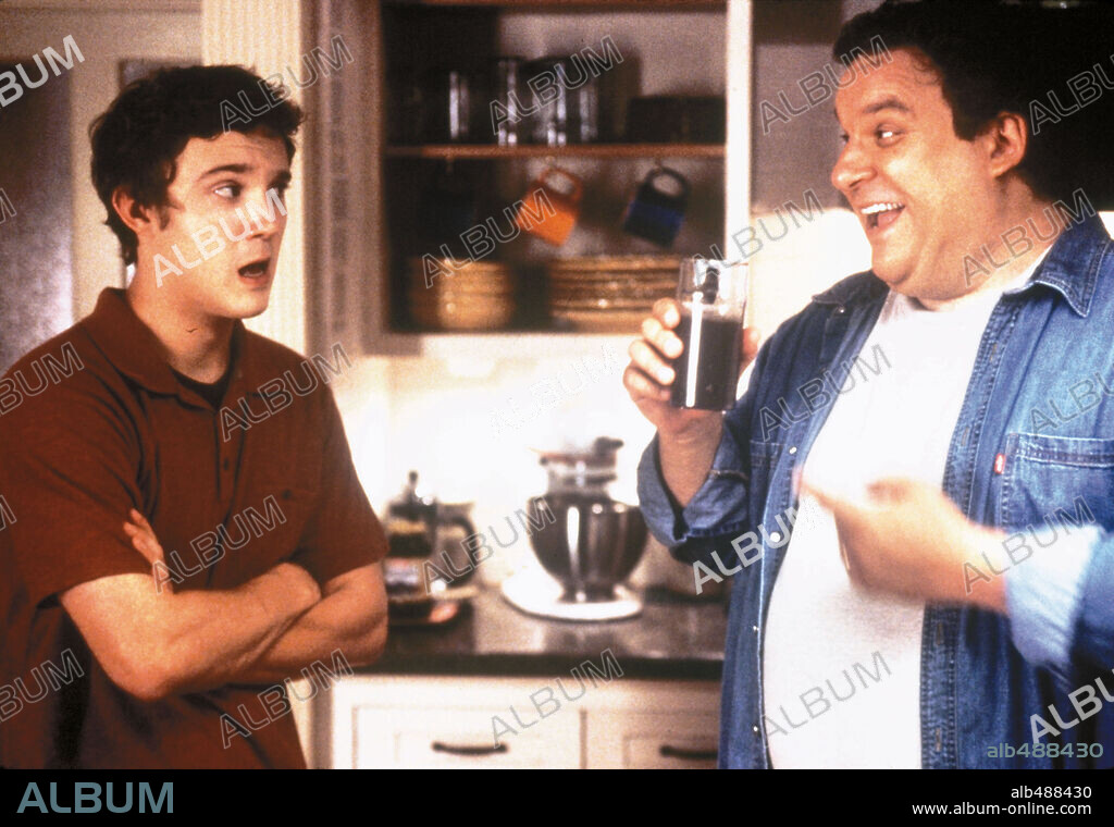 JEFF GARLIN and SAM HUNTINGTON in SLEEPOVER, 2004, directed by JOE NUSSBAUM. Copyright METRO GOLDWYN MAYER / ROBINETTE, DALE.