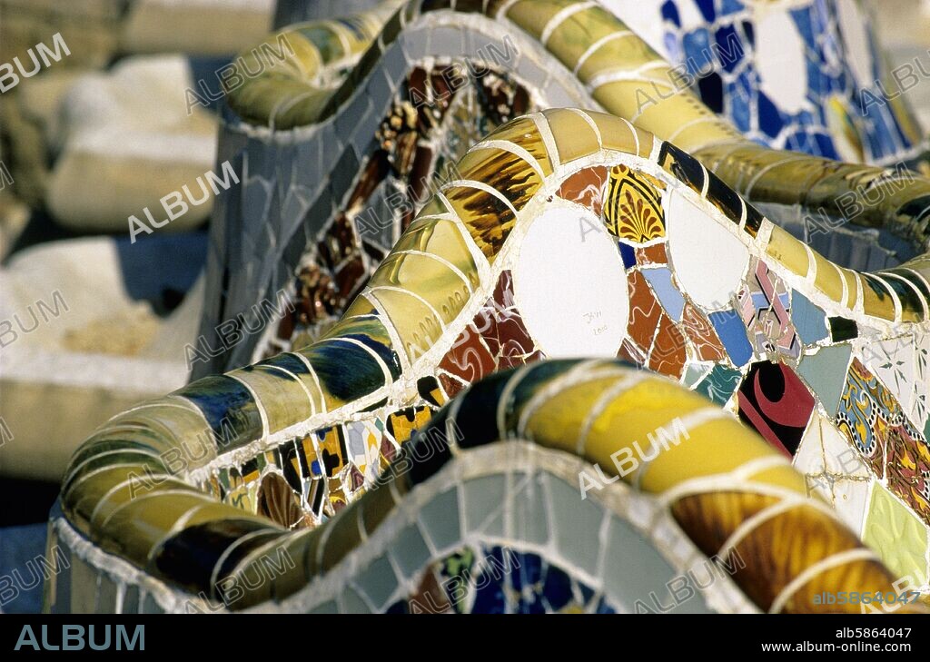 Parc Güell (Gaudí), bancos de  mosaico en la "plaza".