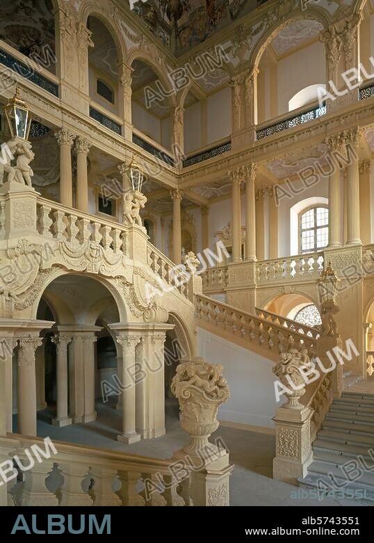 Pommersfelden (Oberfranken), Schloß Weißenstein. (erbaut 1711/18 für Fürstbisch. Lothar Franz v. Schönborn). Innenansicht: Treppenhaus (Arch.: Lukas von Hildebrandt; Ausführung J.Dientzenhofer; Deckenfresko von Johann Rudolf Byß). Foto.