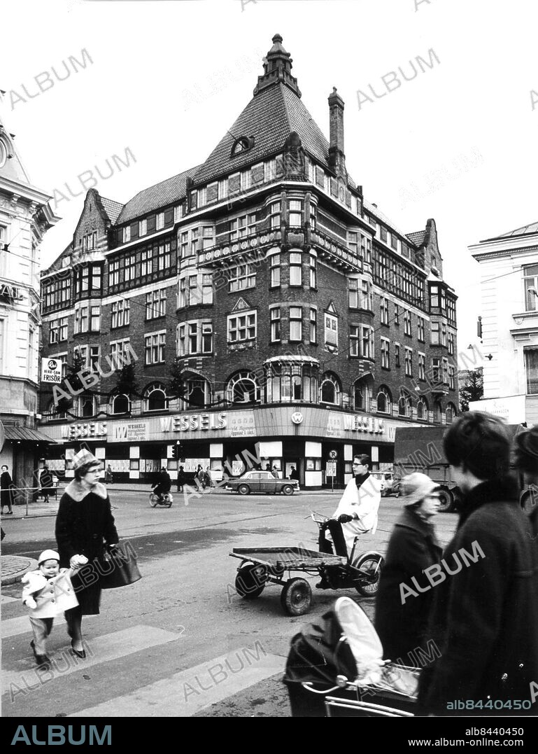 Wessels-hörnan Wessels i korsningen Södergatan - Stora Nygatan i Malmö, vid Gustav Adolfs Torg. 1964. Foto: Sydsvenskan Bild / IBL Bildbyrå.