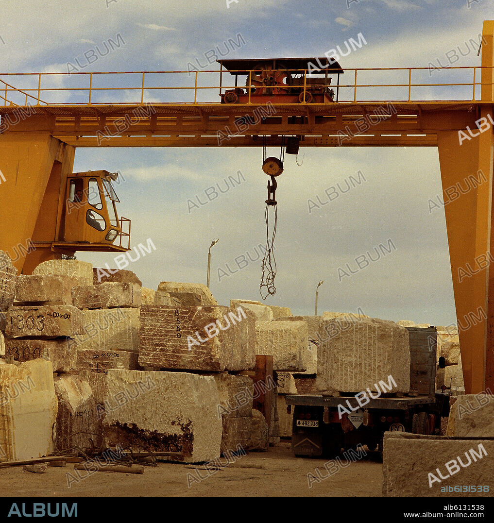 ALMACEN DE BLOQUES DE MARMOL CON UNA GRUA PUENTE - FOTO AÑOS 60.