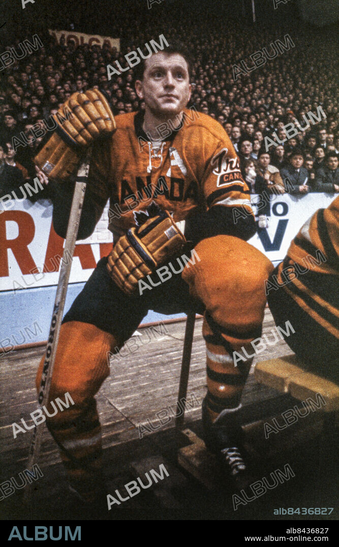 STOCKHOLM 1963-03-15. Kanadas och Trail Smoke Eaters Donald Fletcher sitter på avbytarbänkent i ishockeymatchen mot Sverige i ishockey-VM i Stockholm 15:e mars 1963. Tre Kronor vann matchen med 4-1.. Foto: Expressen / TT / Kod: 192.