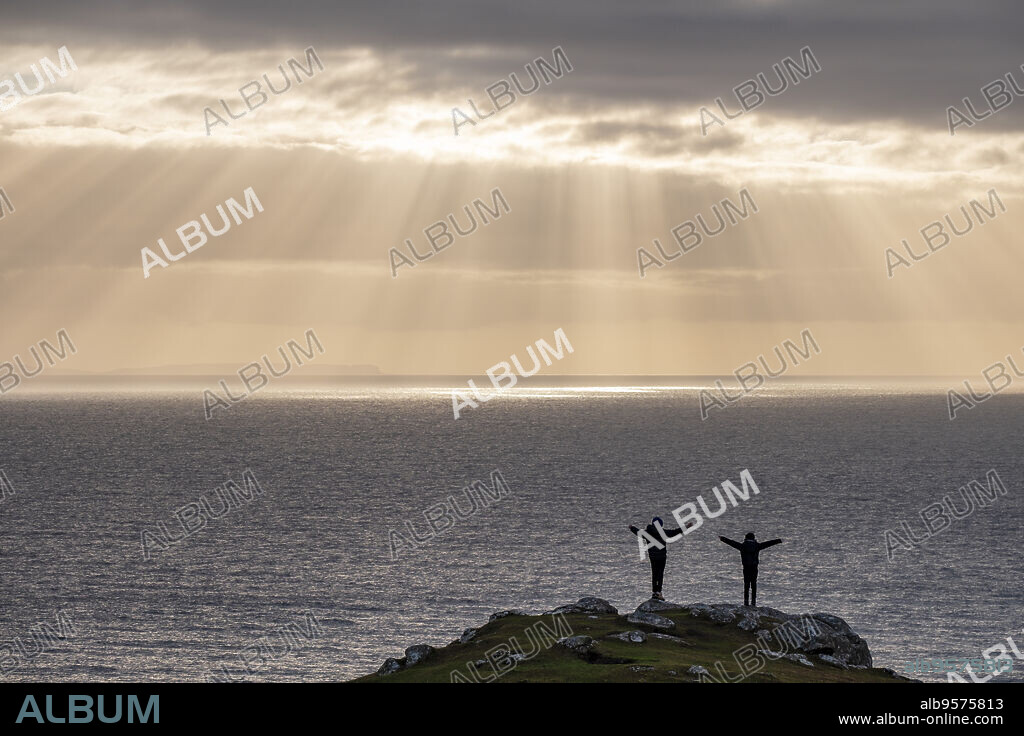 niños jugando al atardecer, Neist Point, isla de Skye, Highlands, Escocia, Reino Unido.
