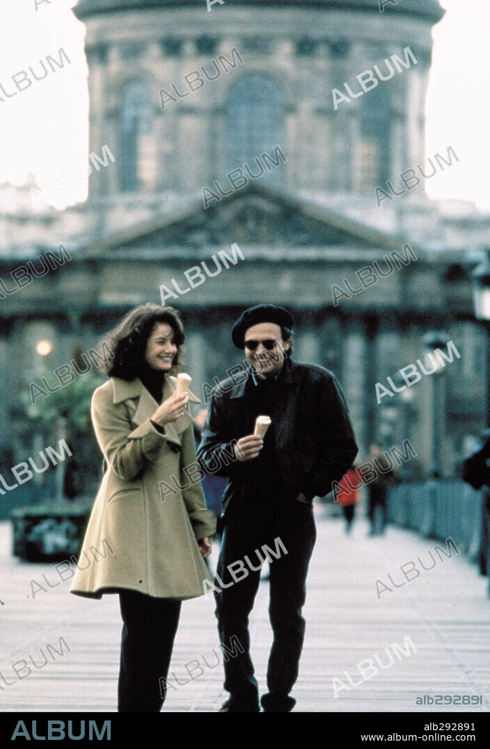 BILLY CRYSTAL and DEBRA WINGER in FORGET PARIS, 1995, directed by BILLY CRYSTAL. Copyright CASTLE ROCK ENTERTAINMENT / MC BROOM, BRUCE.