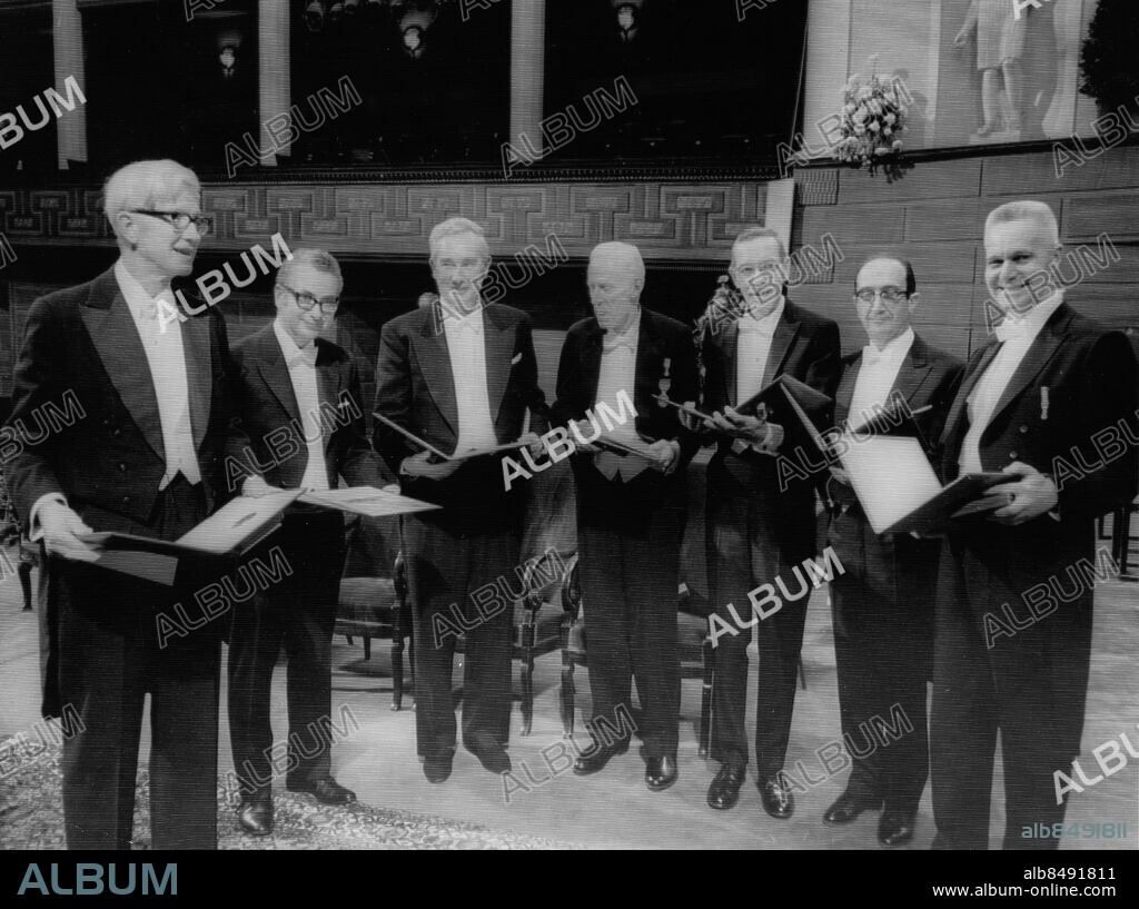 STOCKHOLM 1969-12-10. Nobelprisutdelning i Konserthuset 1969. Pristagarna: Max Delbruck, USA, medicin; Murray Gell-Mann, USA, fysik; Derek H. Barton, England, kemi; Odd Hassel, Norge, kemi; Alfred H. Hershey, USA, medicin: Salvador Luria, USA, medicin och Jan Tinbergen, Holland, ekonomi. Detta var första året som Nobelpriset i ekonomi delades ut.. Foto: Reportagebild / SCANPIX kod 37770. ***BETALBILD***.
