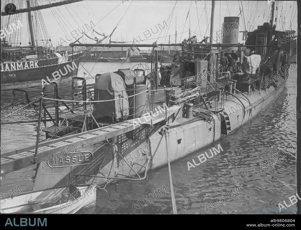 Abril 1919. En el puerto de Barcelona. 2.-el contratorpedero Francés "Massue", que Fue A recoger el submarino Aleman.