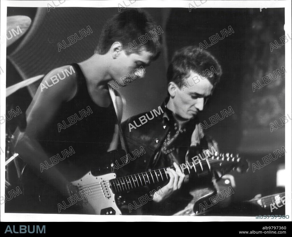 Abril 1982. Los Hermanos Santiago y Luis Auserón, Miembros del grupo radio Futura, durante un concierto.