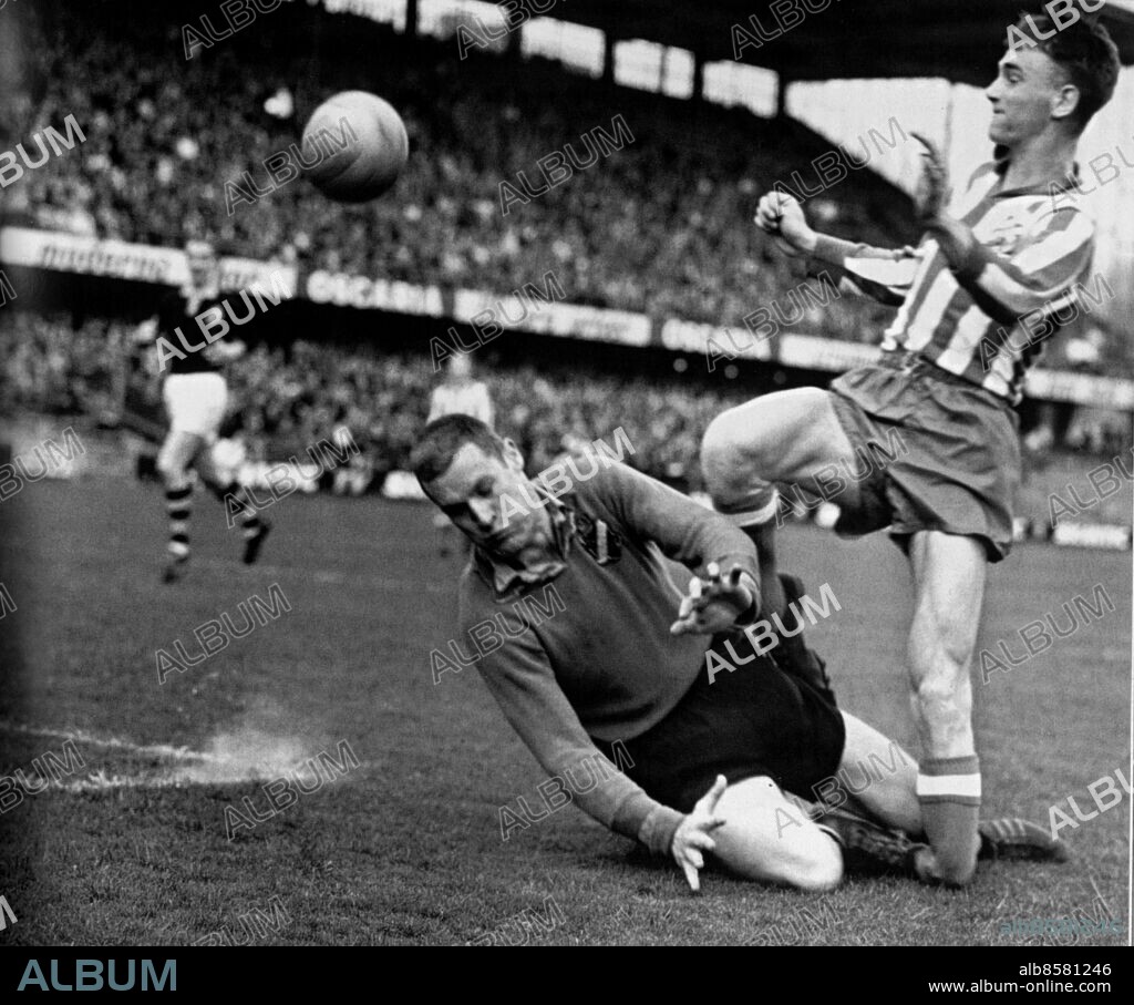 STOCKHOLM 1964 - IFK Göteborgs Dick Andersson kolliderar med AIK-målvakten Arne Lundkvist på Råsunda och bryter smalbenet. Benet behövde inte opereras, bara gipsas. Foto: DEX Kod: 192 COPYRIGHT SCANPIX SWEDEN.