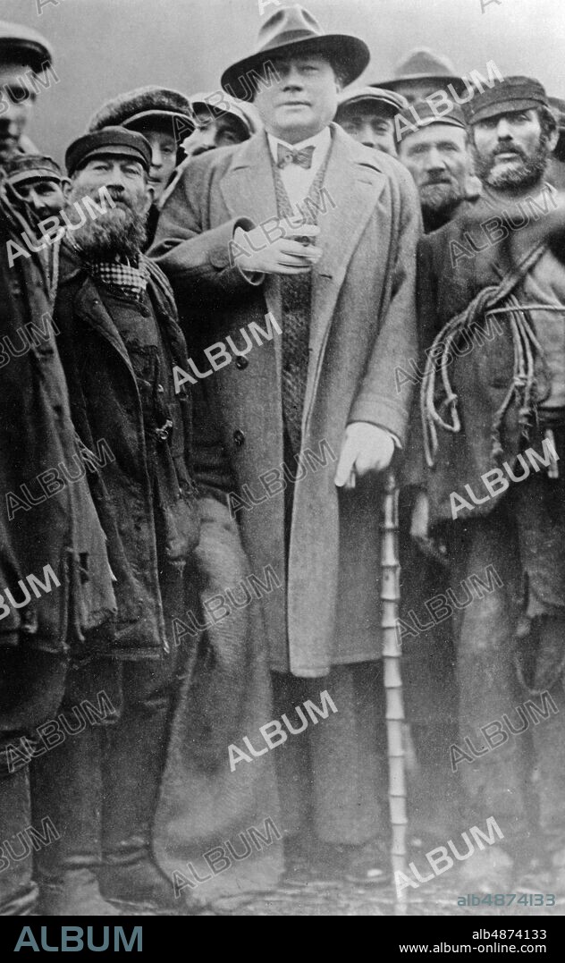POLAND WARSAW around 1930. Orig. caption ... PAUL WEGENER IN THE ENVIRONMENT OF HIS "GOLEM". Paul Wegener during his recent visit to Warsaw with Jewish luggage and water carriers. Photo: Presse-Photo / AB Text & Bilder / SVT / Code: 5600 Note. Paul Wegener, 1874-1948, German actor, writer and film director. Folder: Wegener, Paul persons: PAUL WEGENER sites: GERMANY *; WARSAW; POLAND PhotoDate: 193? - ?? - ??.