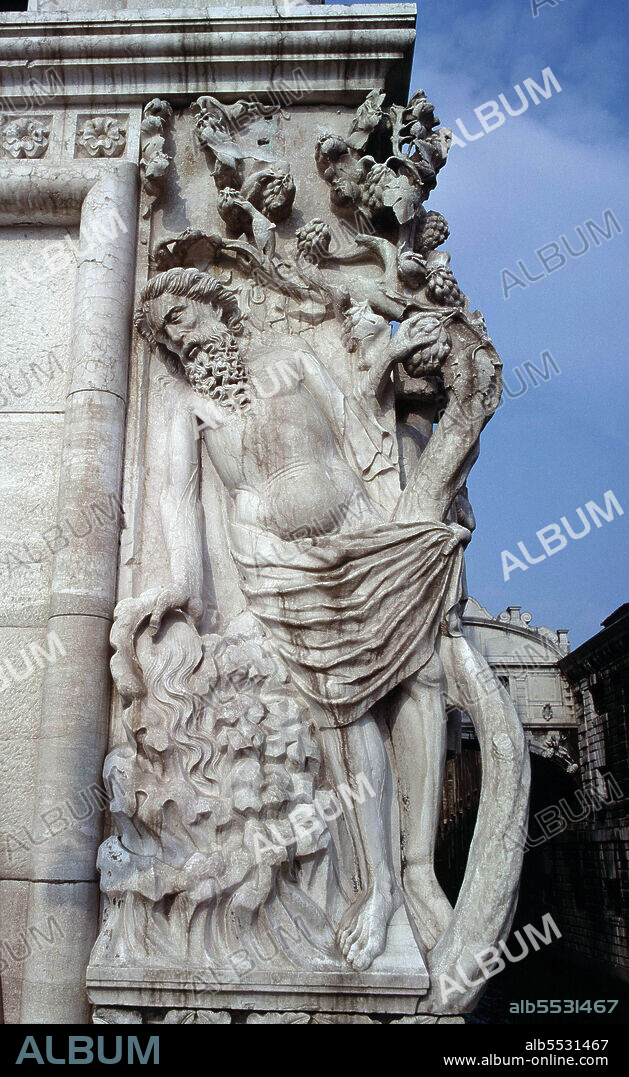 NOE. PATRIARCA BIBLICO. " LA EMBRIAGUEZ DE NOE ". ESCULTURA EN EL EXTERIOR DEL PALACIO DUCAL DE VENECIA. MARMOL SIGLO XV.