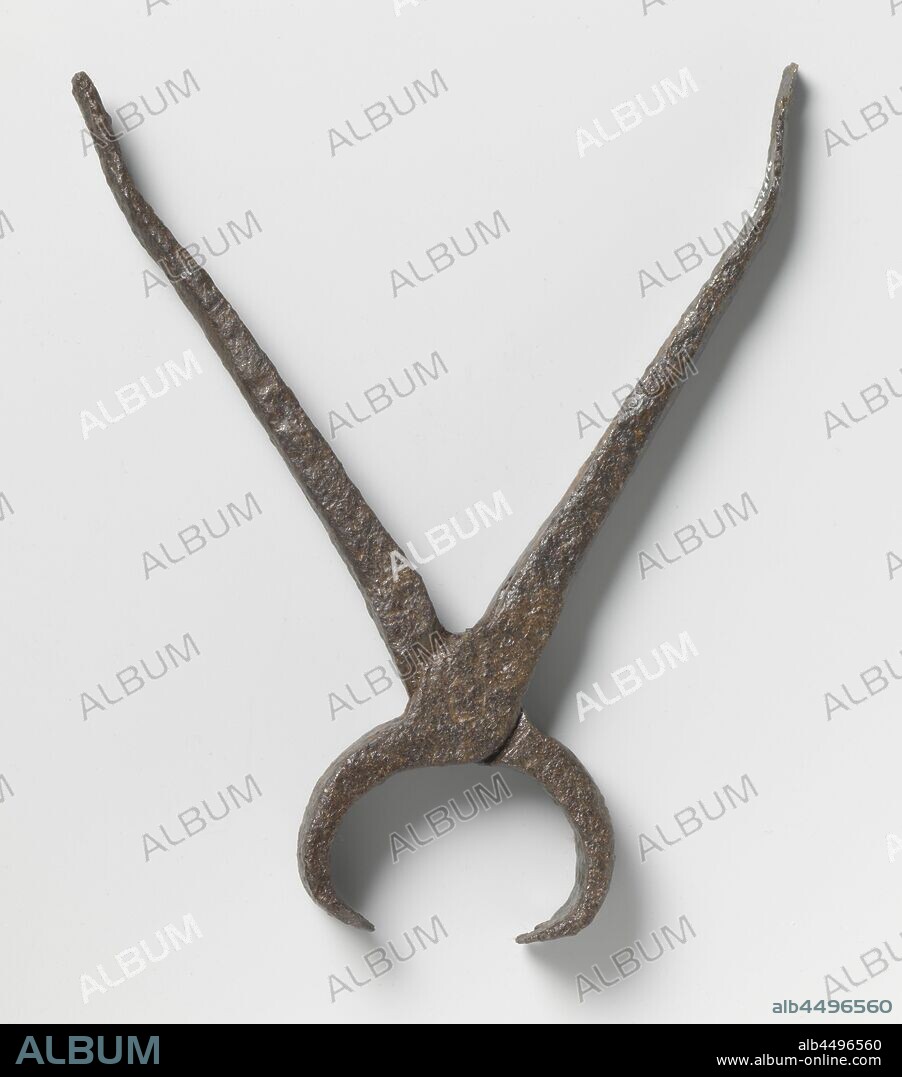 Tools Pincers with a strongly curved, sharp beak, Iron pincers with slightly inward bent ends. The tongs are equipped with a strongly curved, sharp jaw, which can be opened and closed by means of two hinged, bent rods, Nova Zembla, Behouden Huys, Willem Barendsz, Jacob van Heemskerck, anonymous, c. 1590 - c. 1596, iron (metal), forging, l 15.5 cm w 12.9 cm d 5.6 cm.