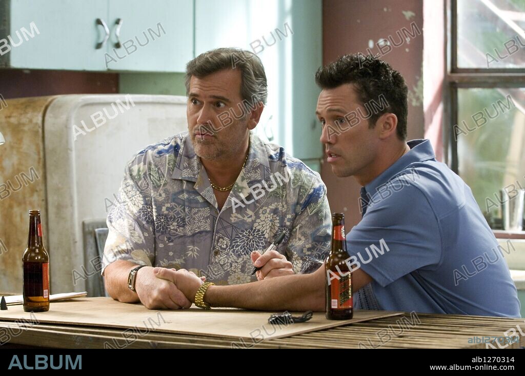 BRUCE CAMPBELL y JEFFREY DONOVAN en ULTIMO AVISO-TV, 2007 (BURN NOTICE-TV), dirigida por TIM MATHESON. Copyright FOX TELEVISION STUDIOS/FUSE ENTERTAINMENT.