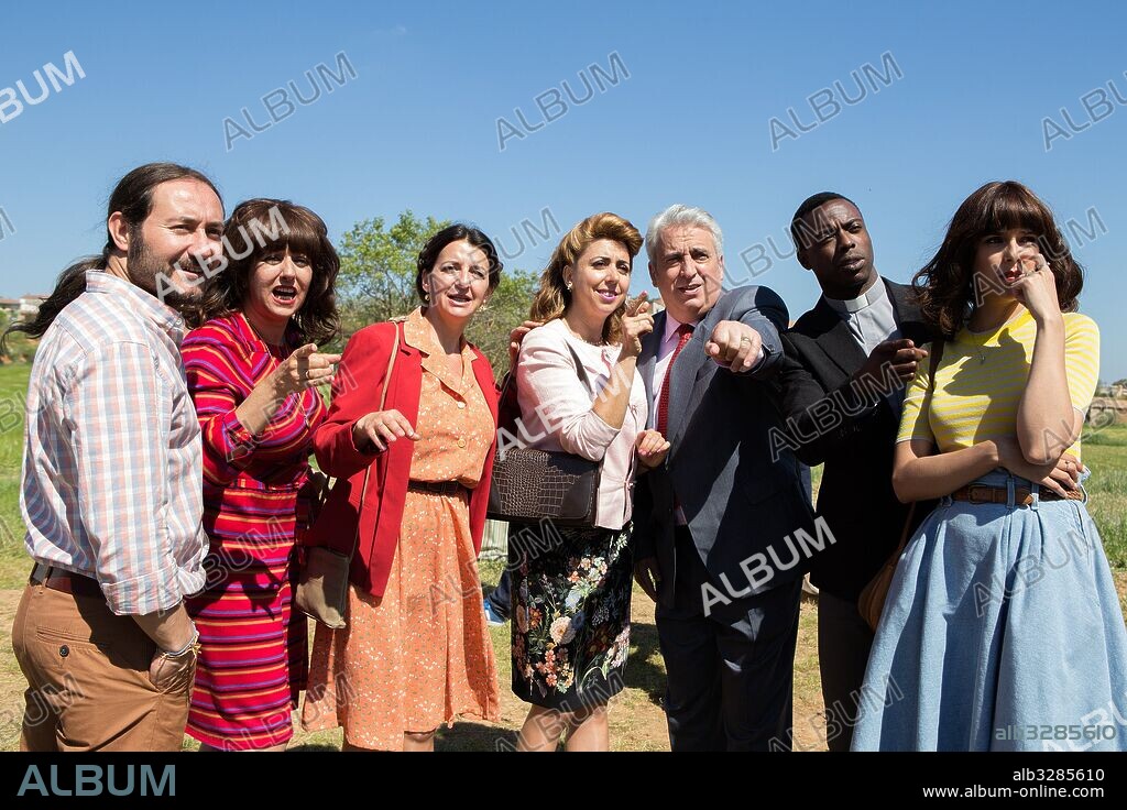BELEN CUESTA, BORE BUIKA, CARLOS SANTOS, CARMEN RUIZ, LEO HARLEM y YOLANDA RAMOS en VILLAVICIOSA DE AL LADO, 2016, dirigida por NACHO G. VELILLA. Copyright ATRESMEDIA CINE/ PRODUCCIONES APARTE / VERGNE, JULIO.